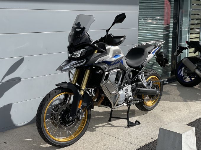 VOGE 900 DSX 4