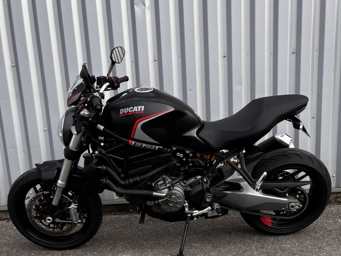DUCATI MONSTER 821 4