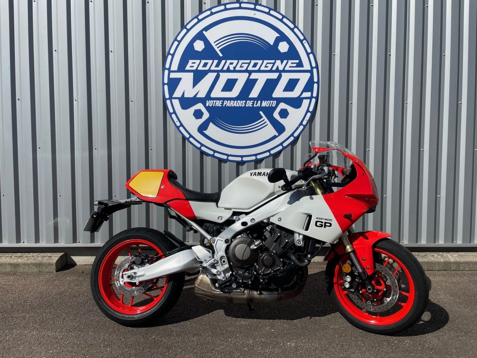 YAMAHA XSR 900 GP 4