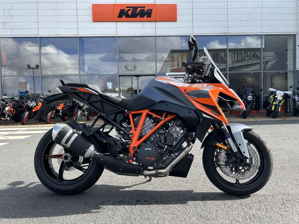 KTM 1290 SUPER DUKE GT 4