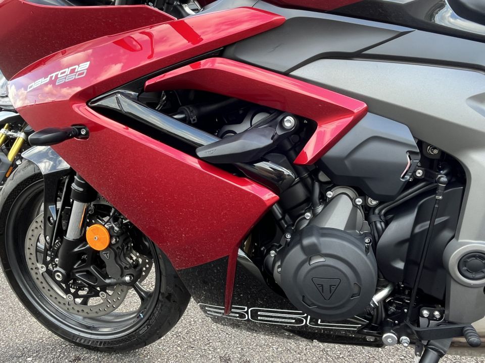 TRIUMPH 	DAYTONA 660 4