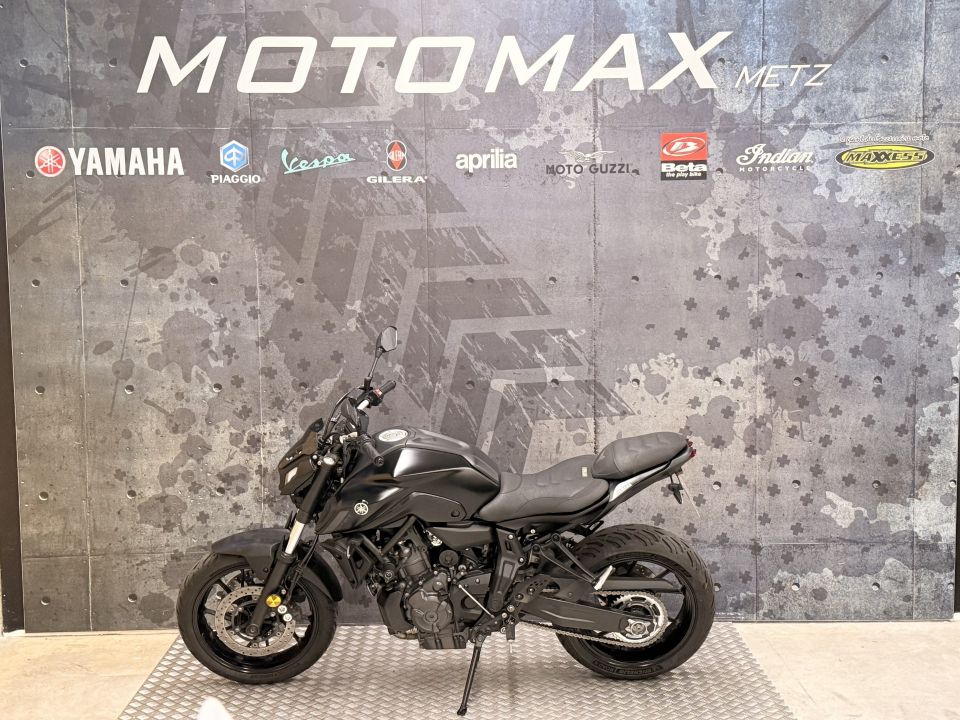YAMAHA MT-07 4