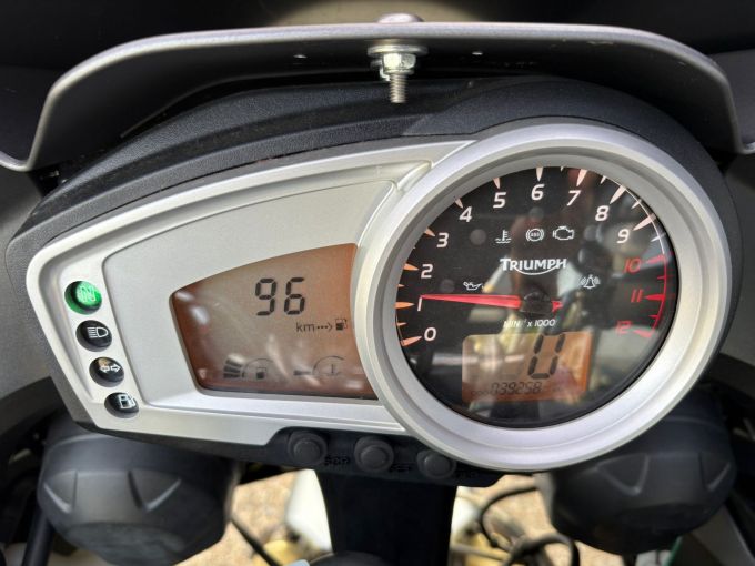 TRIUMPH TIGER 1050 SE 4