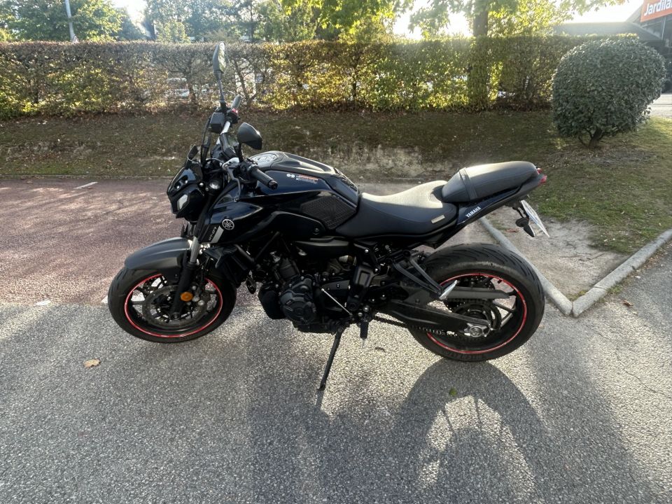 YAMAHA MT-07 4