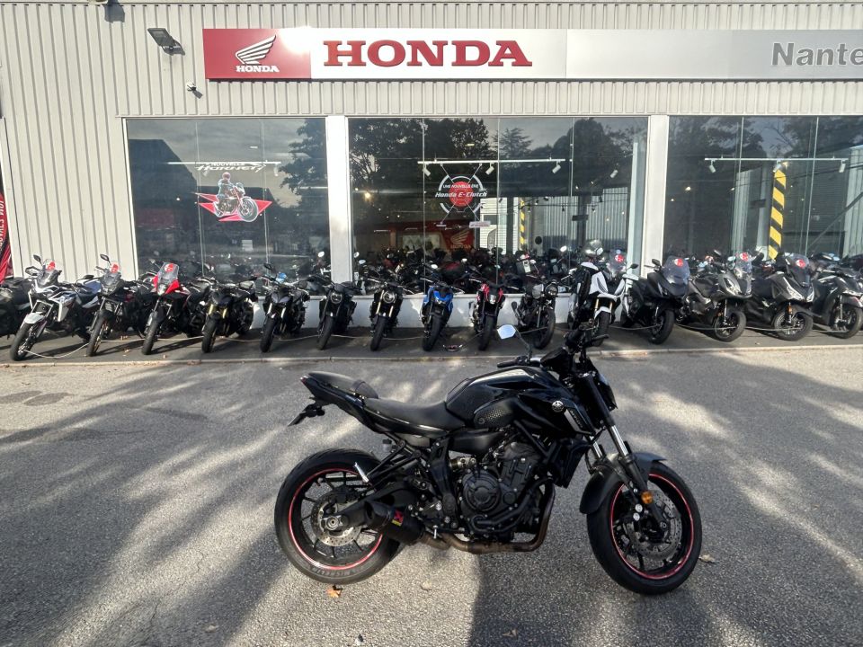 YAMAHA MT-07 4