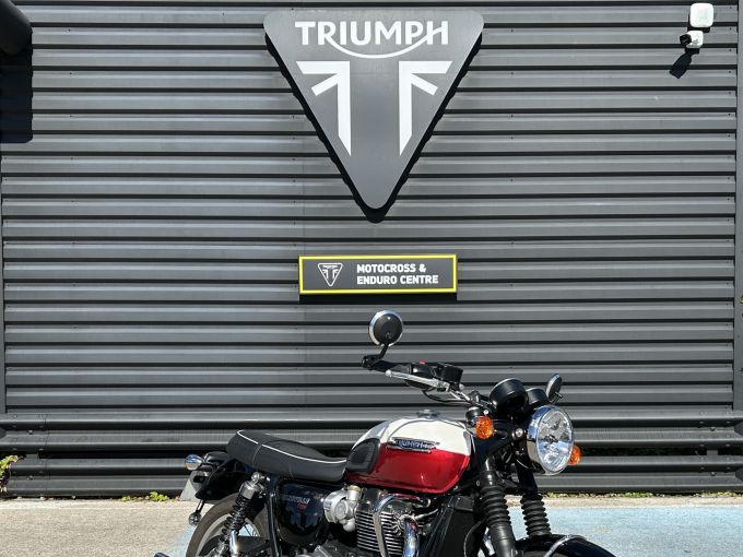 TRIUMPH BONNEVILLE T120 4