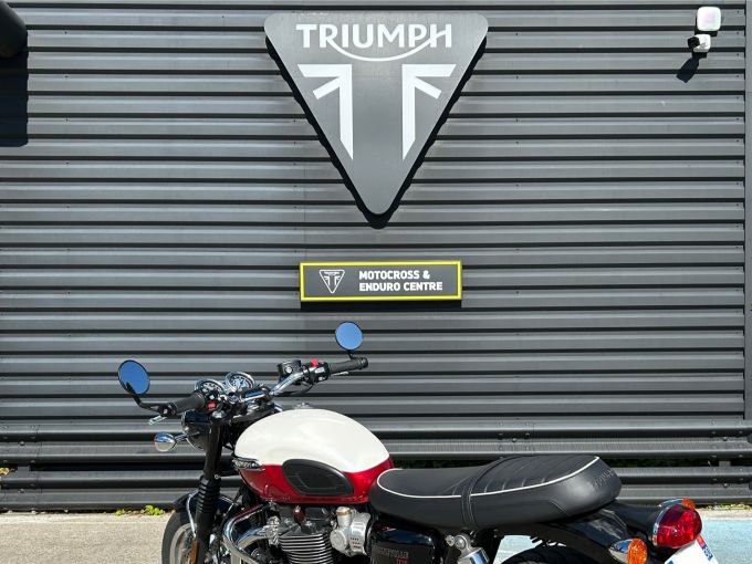 TRIUMPH BONNEVILLE T120 4