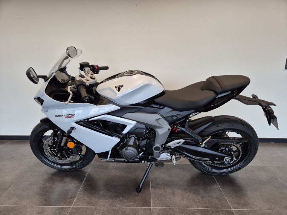 TRIUMPH 	DAYTONA 660 4