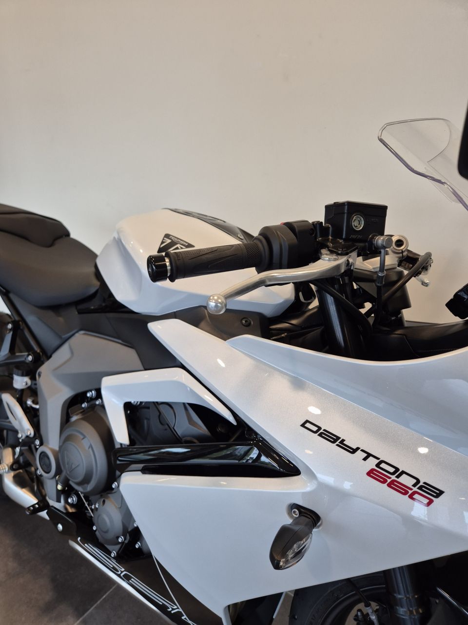 TRIUMPH 	DAYTONA 660 4