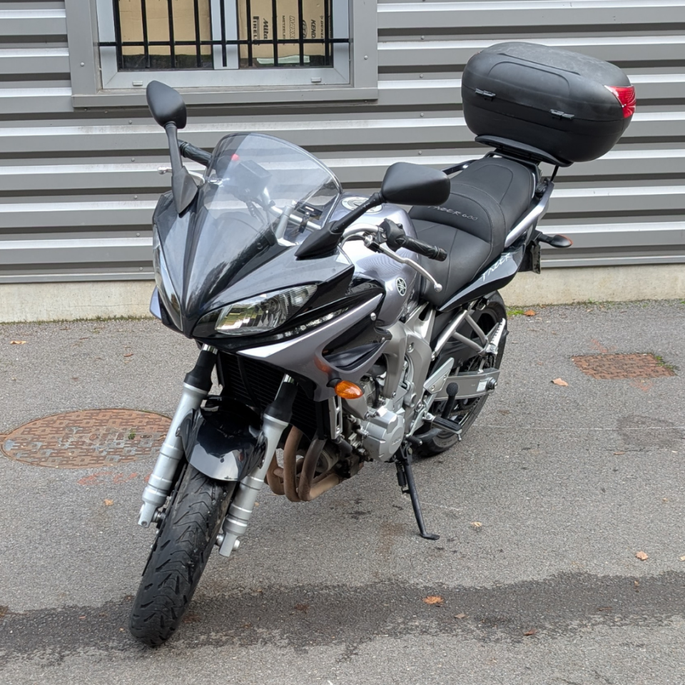 YAMAHA FZ6 600 FAZER 4