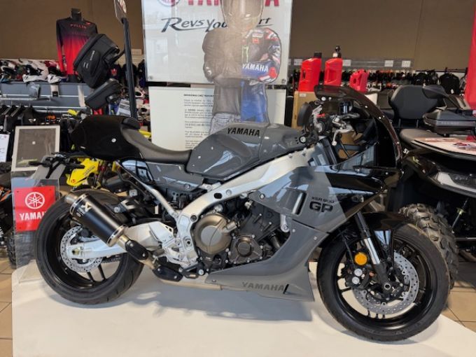 YAMAHA XSR 900 GP 4