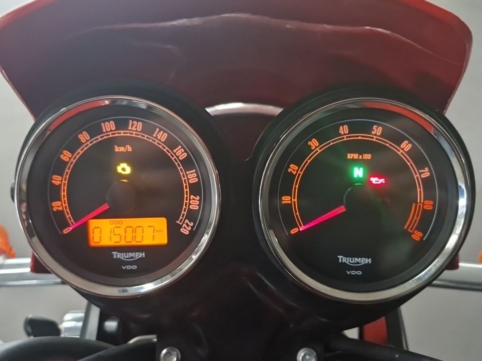 TRIUMPH T 100 4
