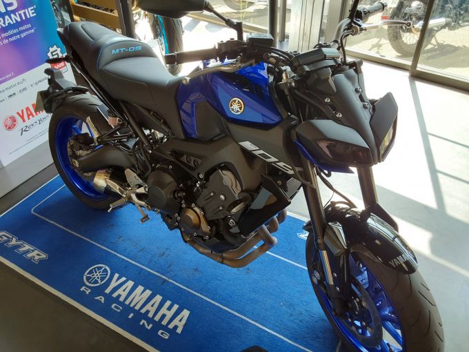 YAMAHA MT-09 4