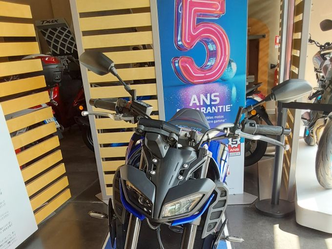 YAMAHA MT-09 4