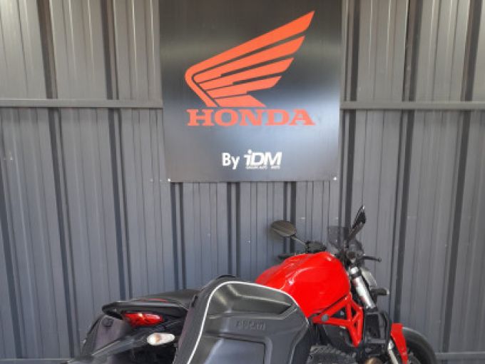DUCATI MONSTER 821 4