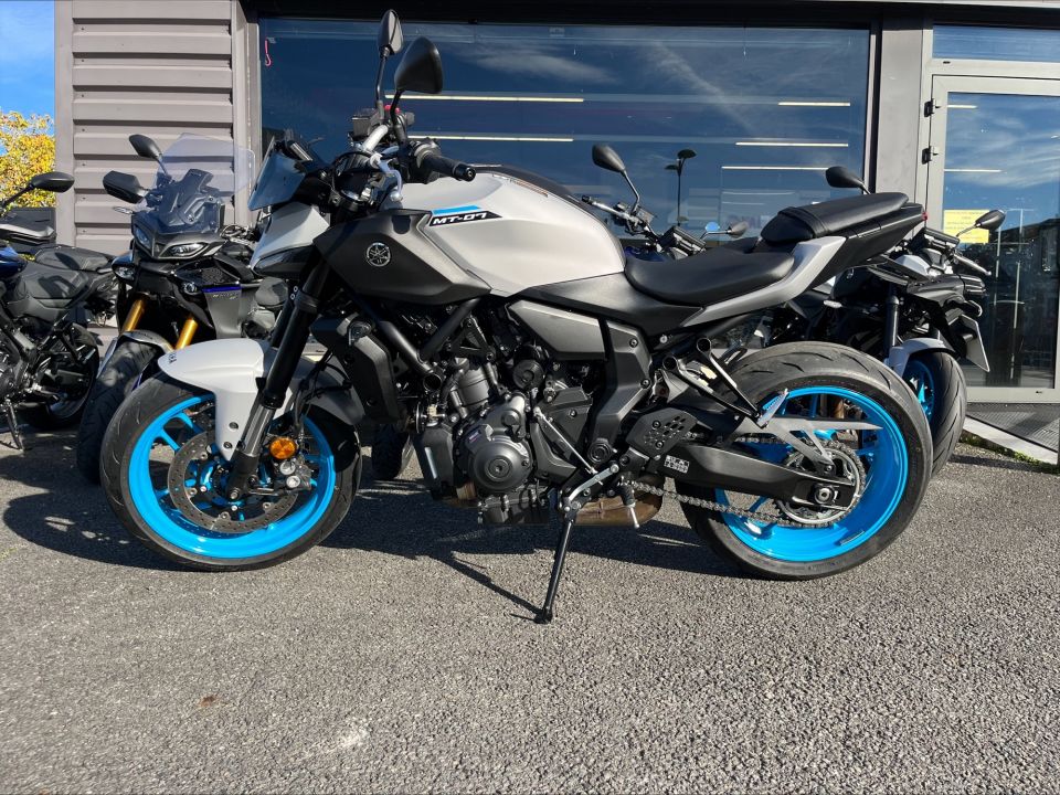 YAMAHA MT-07 4
