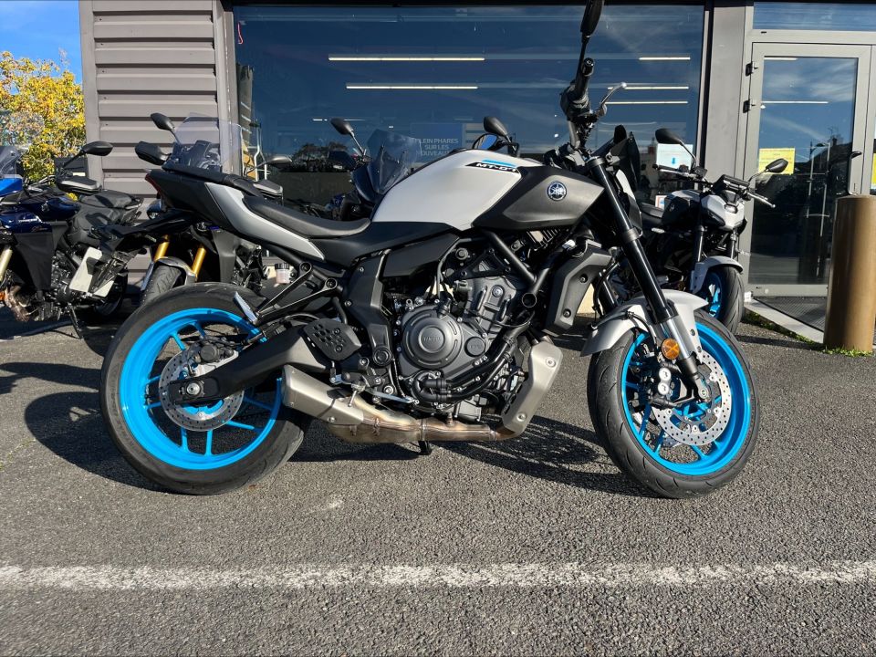 YAMAHA MT-07 4