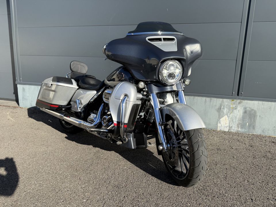 HARLEY-DAVIDSON TOURING STREET GLIDE 1923 CVO  4