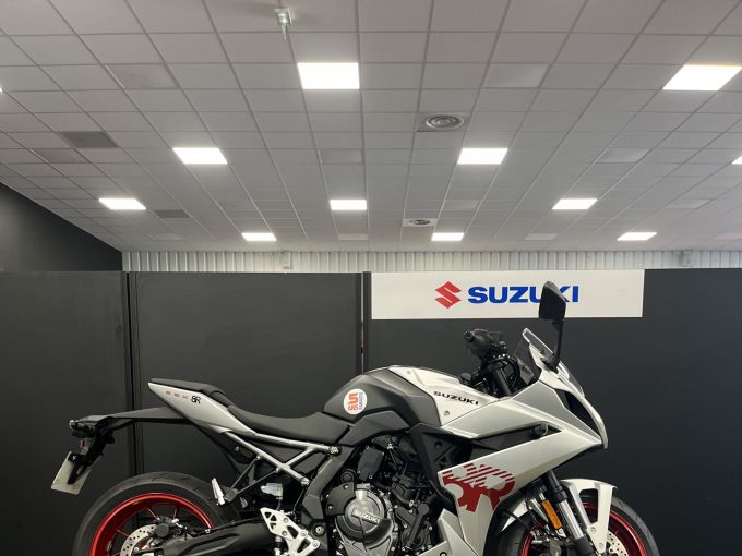 SUZUKI GSX-8R 4
