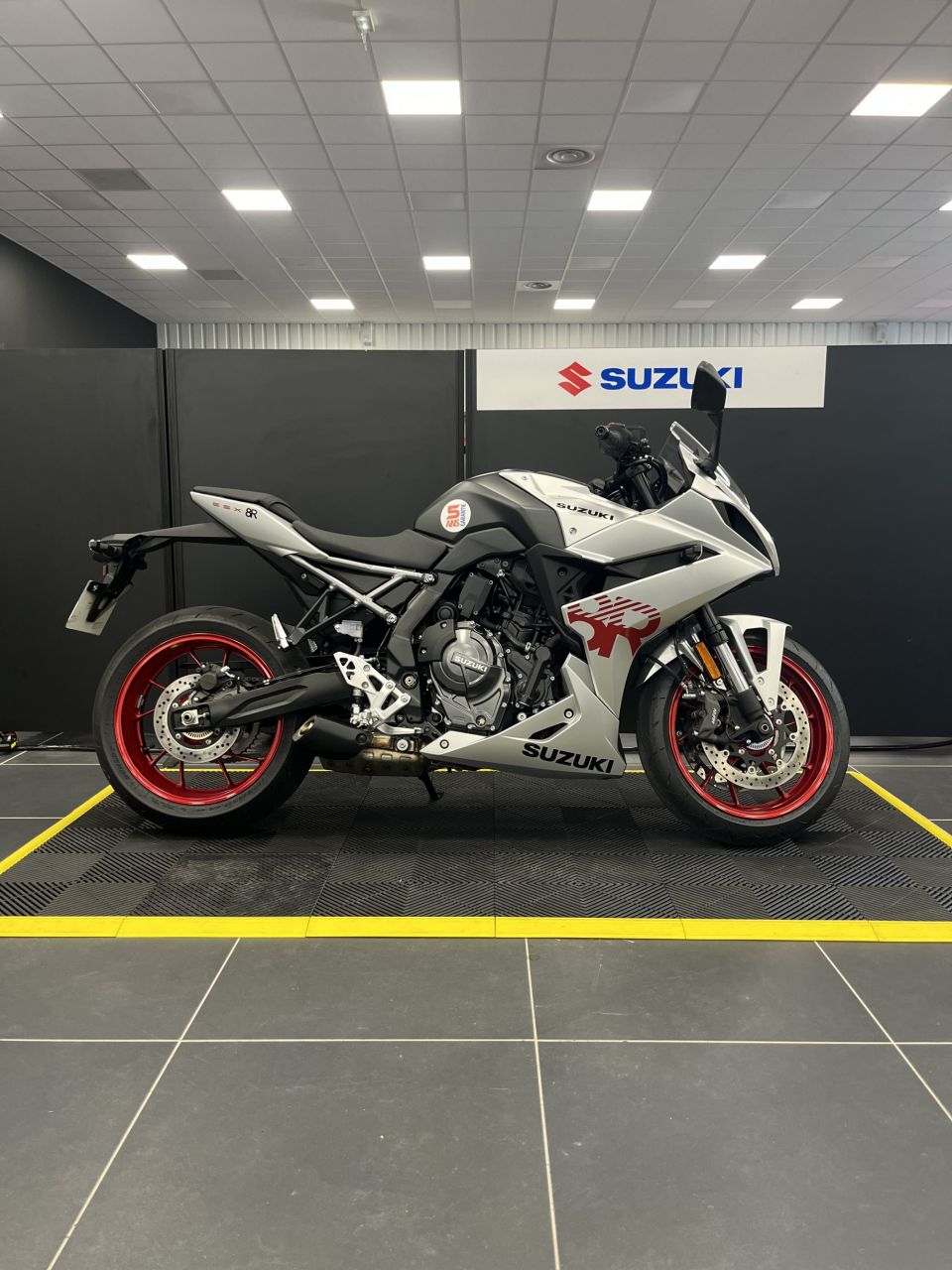 SUZUKI GSX-8R 4