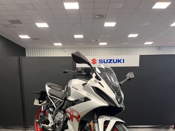 SUZUKI GSX-8R 4