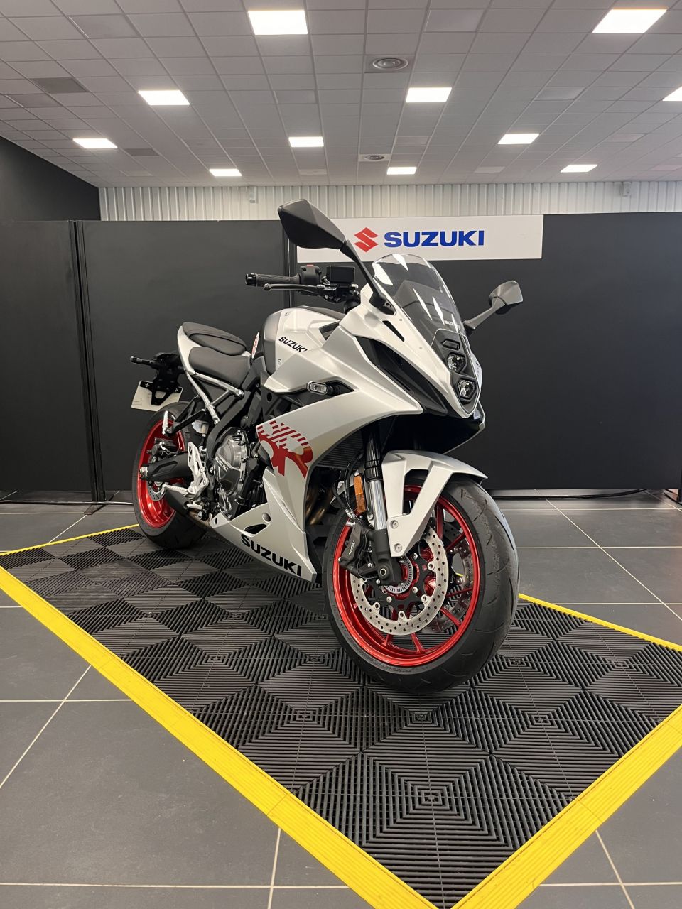 SUZUKI GSX-8R 4