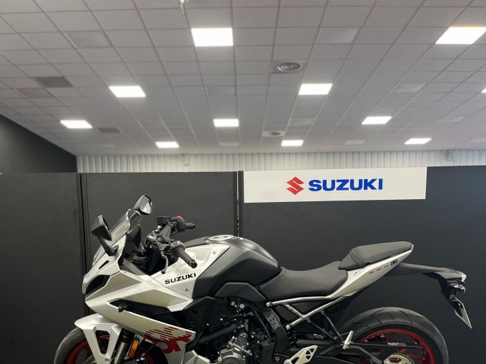 SUZUKI GSX-8R 4