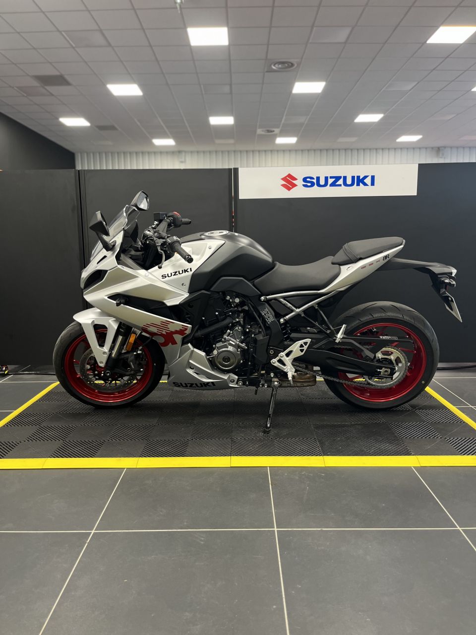 SUZUKI GSX-8R 4