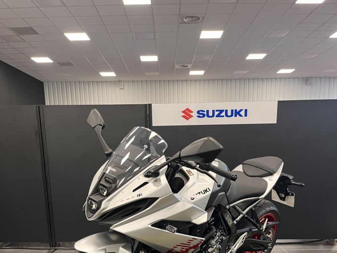 SUZUKI GSX-8R 4