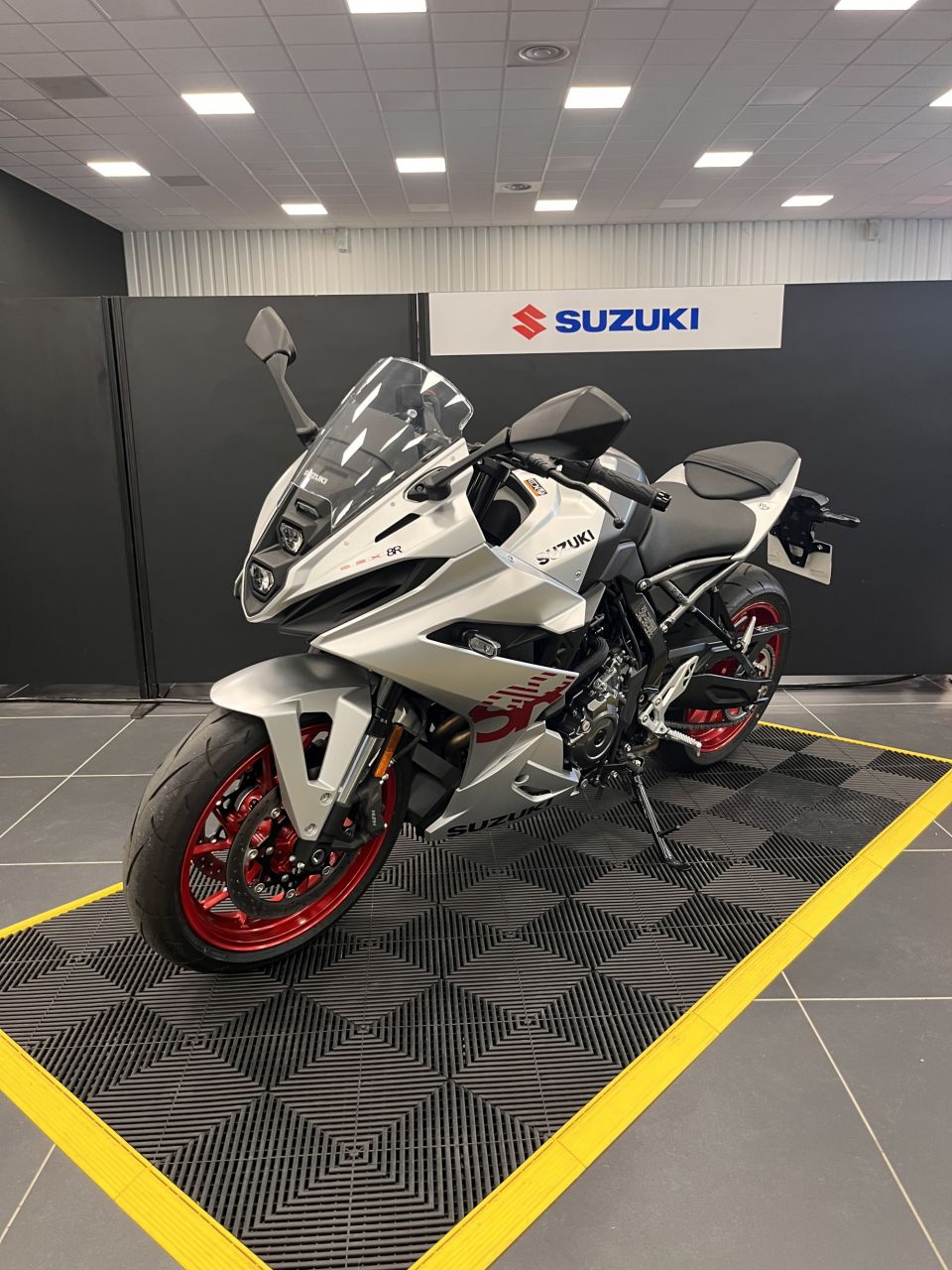 SUZUKI GSX-8R 4