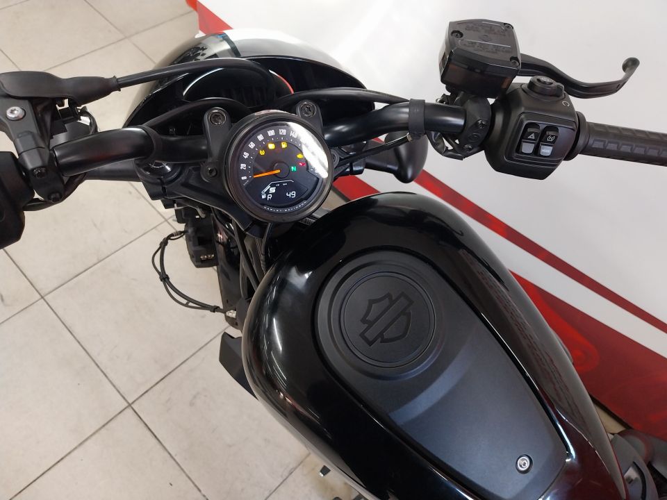 HARLEY-DAVIDSON NIGHTSTER 975 4