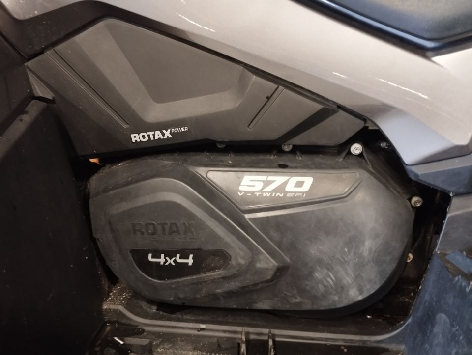 CAN-AM 570 MAX EFI 4