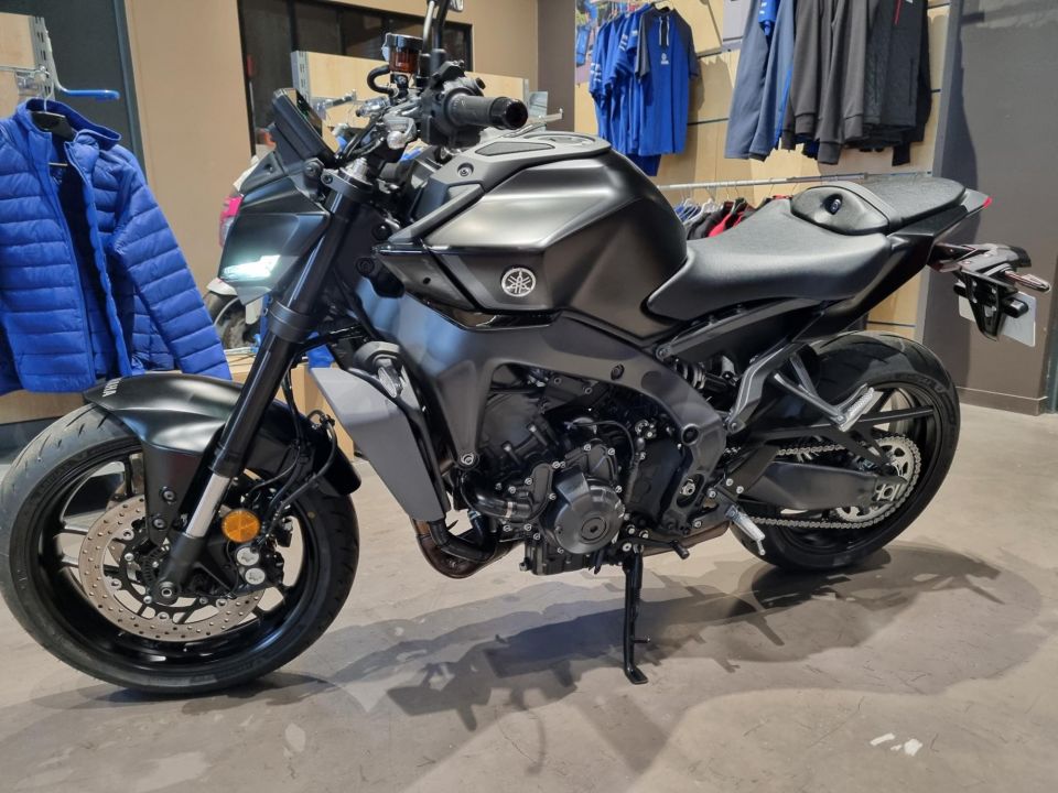 YAMAHA MT-09 4