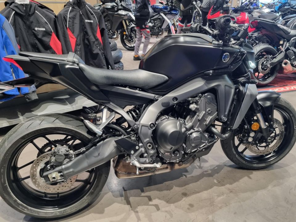 YAMAHA MT-09 4