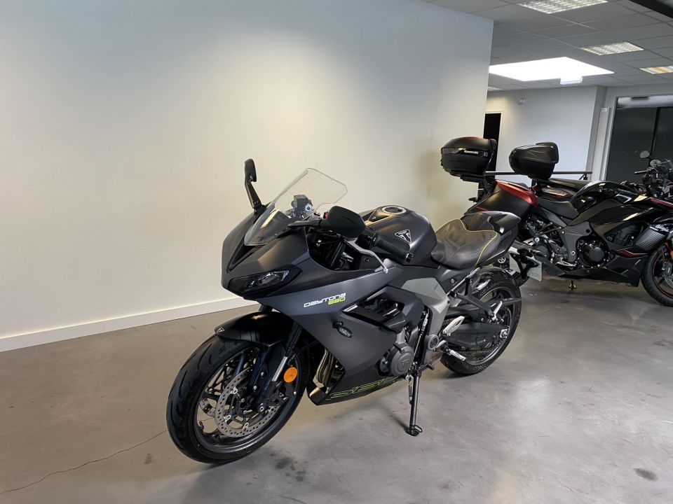 TRIUMPH 	DAYTONA 660 4