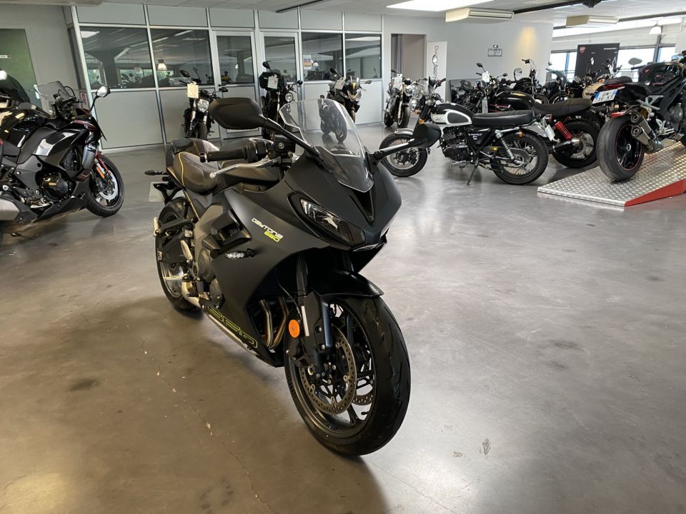 TRIUMPH 	DAYTONA 660 4