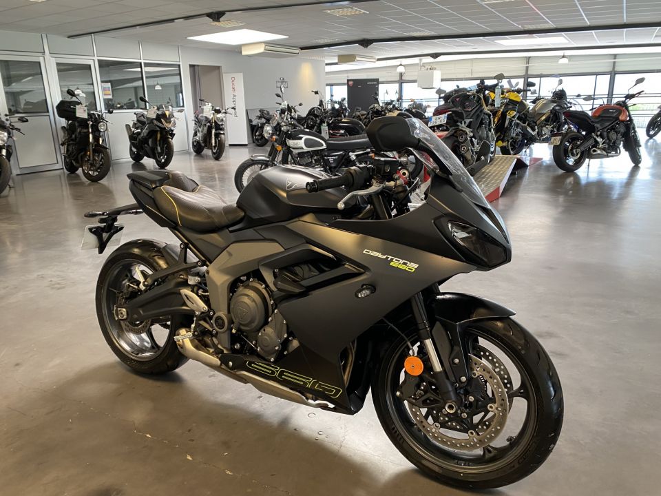 TRIUMPH 	DAYTONA 660 4