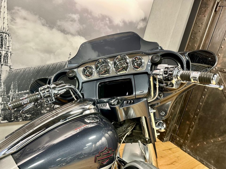 HARLEY-DAVIDSON TOURING STREET GLIDE 1923 CVO  4