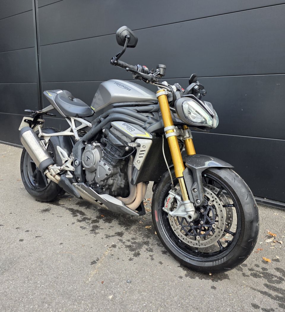 TRIUMPH SPEED TRIPLE 1200 RS 4