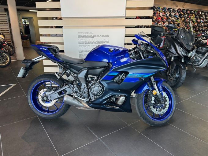 YAMAHA YZF-R7 4