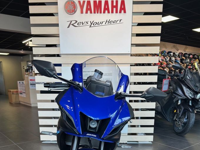YAMAHA YZF-R7 4
