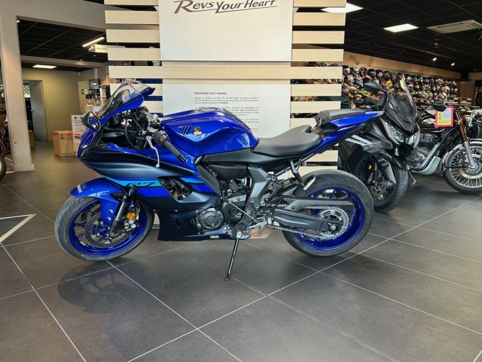 YAMAHA YZF-R7 4