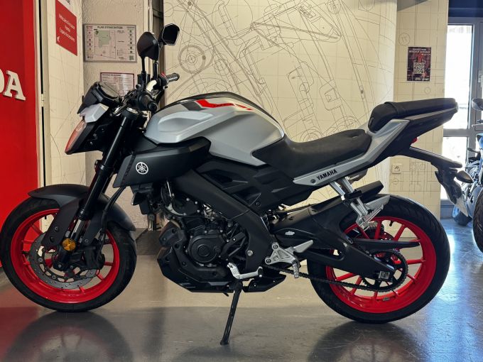 YAMAHA MT-125 4