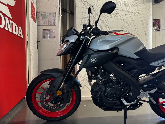 YAMAHA MT-125 4
