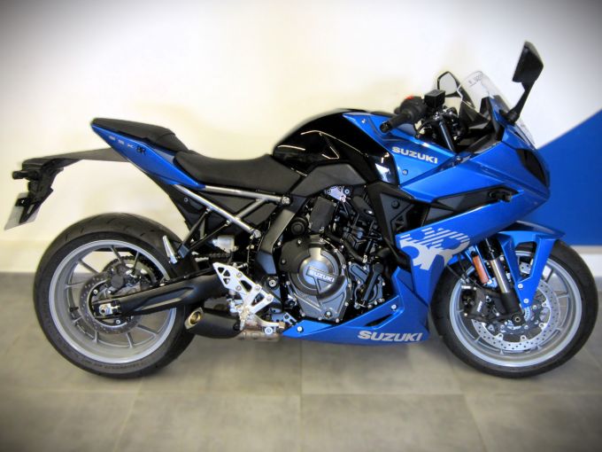 SUZUKI GSX-8R 4