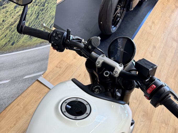 TRIUMPH TRIDENT 660 4