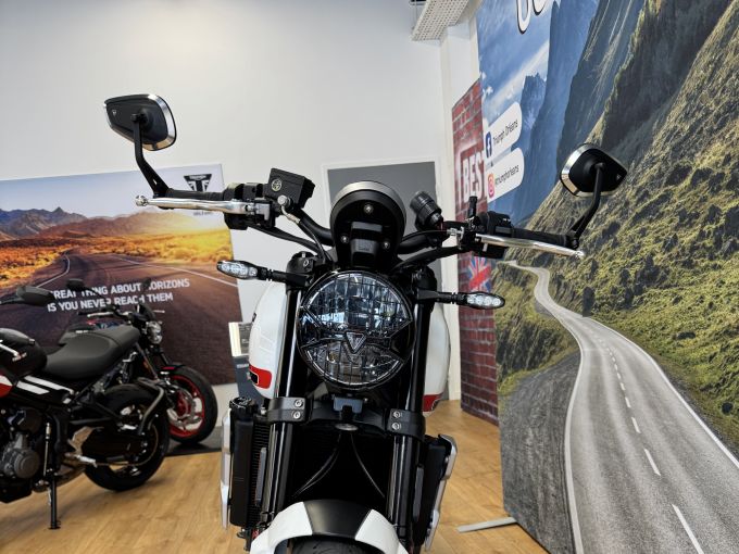 TRIUMPH TRIDENT 660 4