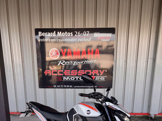 YAMAHA MT-09 4