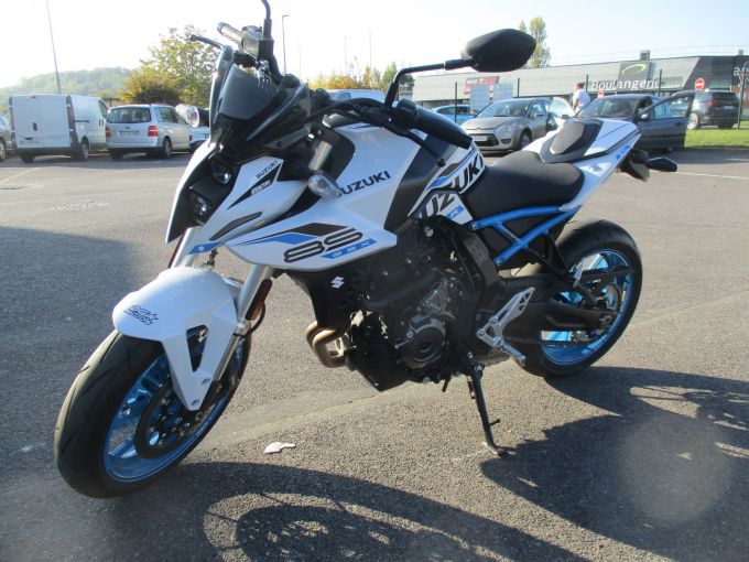 SUZUKI GSX-8S 4