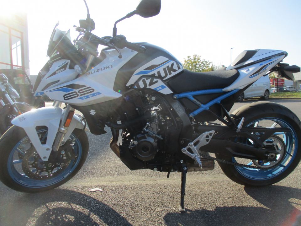 SUZUKI GSX-8S 4